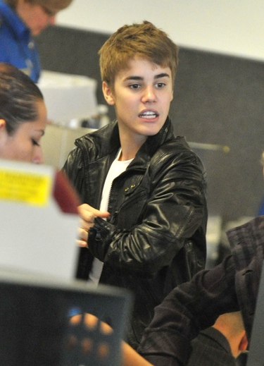 Justin Bieber pierde los nervios ante los fotógrafos y Selena Gomez