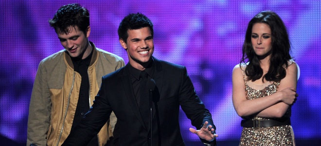 Kristen Stewart y Taylor Lautner vuelven a rodar tras ser evacuados por la alerta de tsunami
