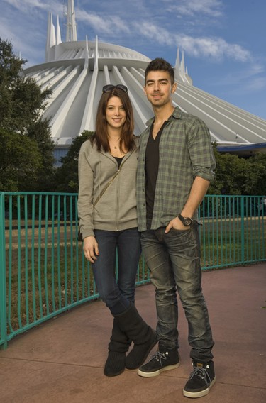 La nueva vida de Joe Jonas: rompe con Ashley Greene y los Jonas Brothers