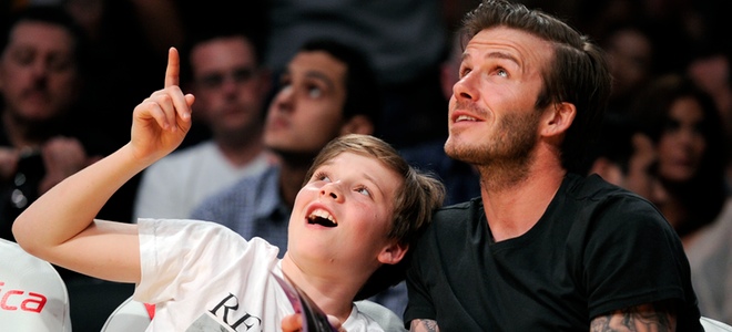 David Beckham y su hijo Brooklyn en un partido de Los Angeles Lakers