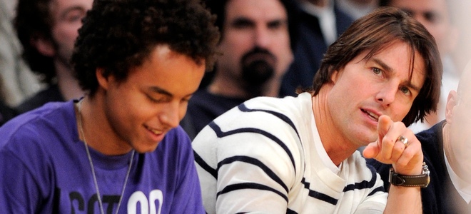 Tom Cruise y su hijo Connor en un partido de Los Angeles Lakers