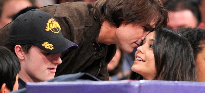 Tom Cruise saludo cariñosamente a Vanessa Hudgens en el partido de Los Angeles Lakers