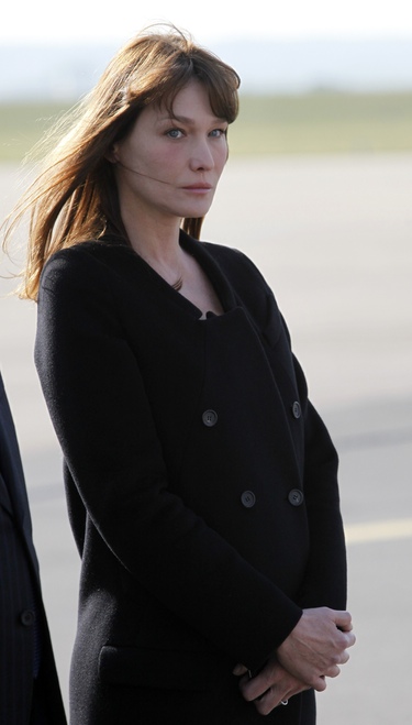 Carla Bruni crea polémica sobre su posible embarazo tapándose con un abrigo