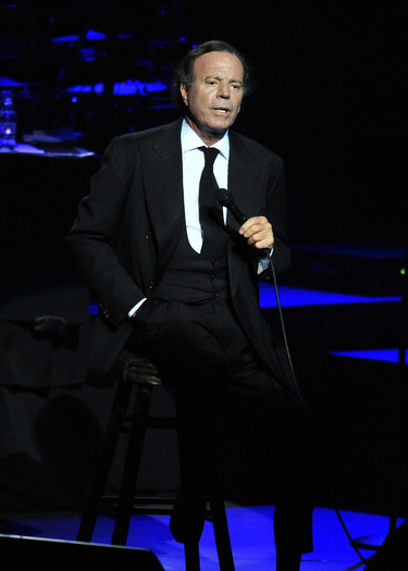 Julio Iglesias se pone tierno en Bogotá: