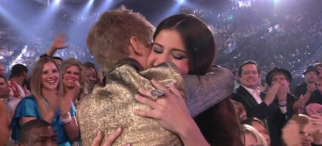 Justin Bieber celebra su éxito en los Billboard 2011 con un beso a Selena Gomez