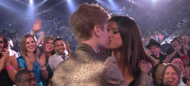Justin Bieber celebra su éxito en los Billboard 2011 con un beso a Selena Gomez