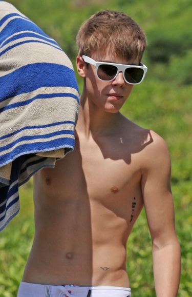 El nuevo tatuaje de Justin Bieber: 'Yeshua', Jesús en hebreo, en el costado