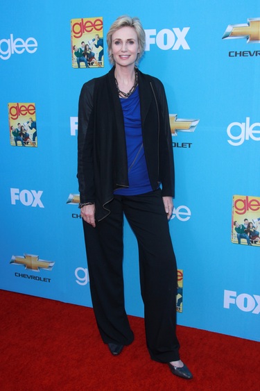 Jane Lynch, actriz de la serie, 'Glee', presentará los Premios Emmy 2011