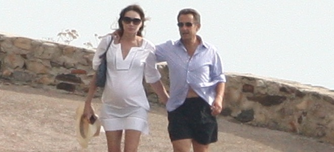 Carla Bruni presume de embarazo junto a Nicolás Sarkozy en la costa azul