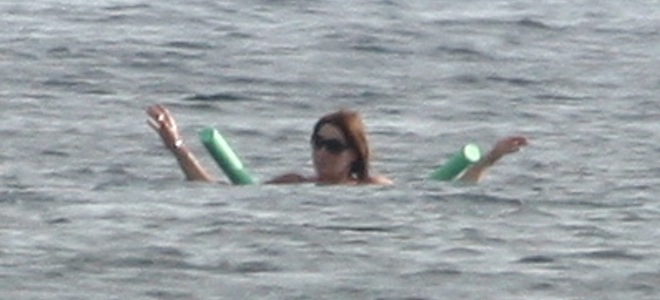 Carla Bruni presume de embarazo junto a Nicolás Sarkozy en la costa azul