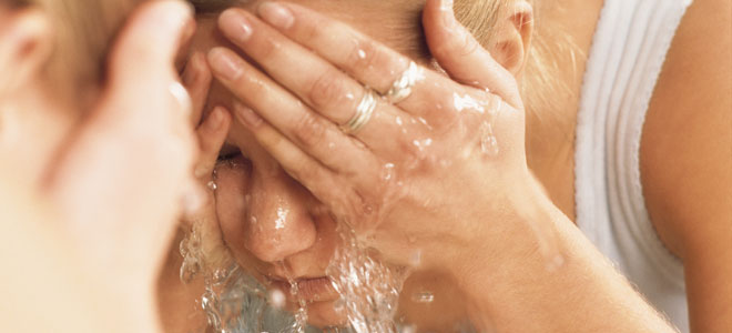 Rostro limpio: cómo reducir y quitar espinillas