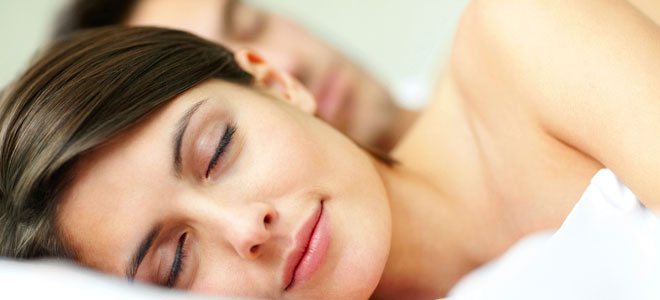 Beneficios e inconvenientes de dormir acompañada