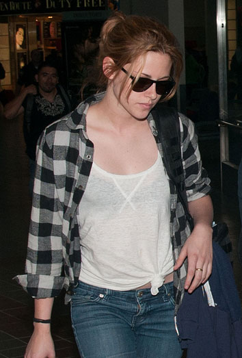 Kristen Stewart, vetada por Robert Pattinson, no deja de llorar... pero en casa de otro