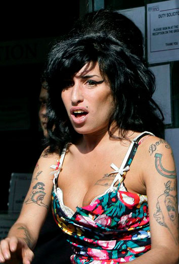 El ex de Amy Winehouse, en coma tras tragarse la lengua por sobredosis de heroína