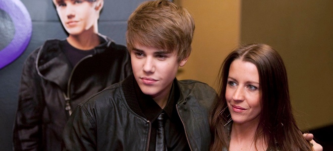 Justin Bieber con su madre