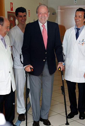 El Rey con muletas tras su operación