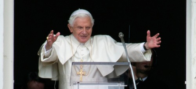 El Papa Benedicto XVI en la ventana del Vaticano
