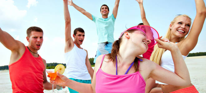 Fiesta y vacaciones locas de jóvenes