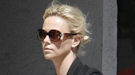 Kate Winslet y Charlize Theron, comparten la moda del maxi bolso