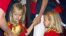 Las infantas Leonor y Sofía se suman a la fiesta de los campeones del mundo