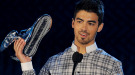 Joe Jonas triunfa y se reencuentra con su ex en los premios Do Something