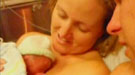Bebé prematuro dado por muerto resucita en los brazos de su madre