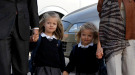Las infantas Leonor y Sofía llegan tímidas y de la mano de Letizia y Felipe al colegio