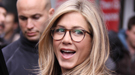 Jennifer Aniston se suma a la moda de las gafas grandes