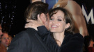 Brad Pitt y Angelina Jolie se reparten caricias y besos en el estreno de 'Megamind' en París