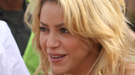 Shakira baja del escenario para poner la primera piedra de un colegio para niños pobres