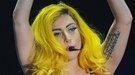 La espectacular caída de Lady Gaga durante un concierto en Montreal