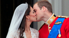 El tímido beso de amor de Guillermo de Inglaterra y Kate Middleton en el balcón de Buckingham