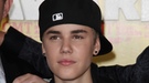 Justin Bieber sorprende con look informal en los Premios CMT junto a su madre