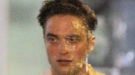 Robert Pattinson recibe un tartazo en la cara en una noche de rodaje en Toronto