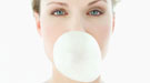 Los riesgos de masticar chicle en exceso