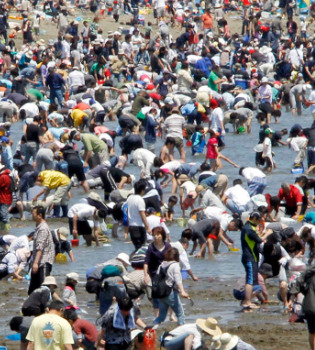 Los japoneses masifican sus playas en la Golden Week