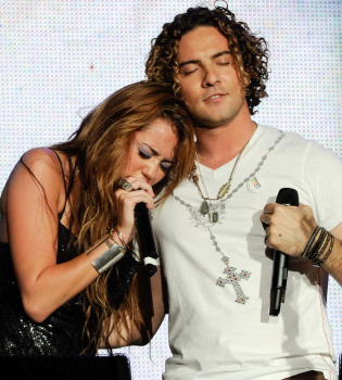 Un fallo casi arruina el dueto de Miley Cyrus y David Bisbal