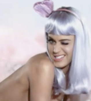 Katy Perry se desnuda completamente en su nuevo videoclip
