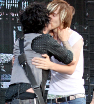 Billie Joe, de Green Day, besa a un espontáneo en un concierto