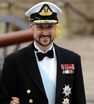 Rescatan a Haakon de Noruega tras caerse por la borda mientras navegaba