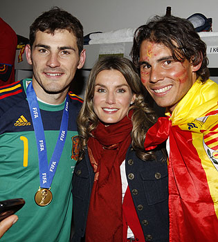 Letizia Ortiz abrazada con Iker Casillas y Rafa Nadal en la fiesta del Mundial