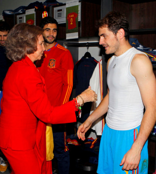 La reina Sofía, Felipe y Letizia aplaudieron el beso de Casillas y Carbonero