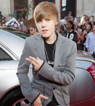 Tiran un botellazo a la cabeza de Justin Bieber en pleno concierto