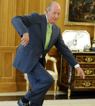 Susto por el tropezón del Rey Don Juan Carlos en Zarzuela