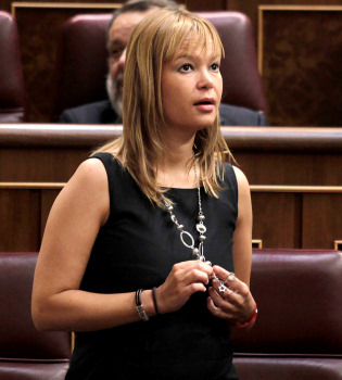 Piden la dimisión de Leire Pajín por usar la 'Power Balance'