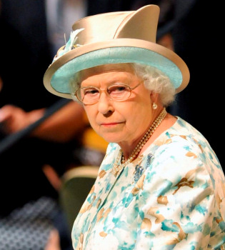 La reina Isabel de Inglaterra se une a la moda Facebook y crea una cuenta