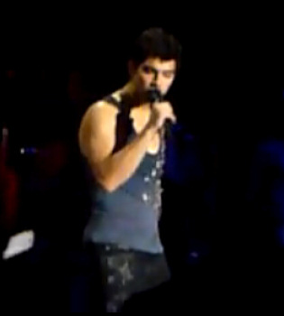 Lanzan un preservativo a Joe Jonas en mitad de un concierto