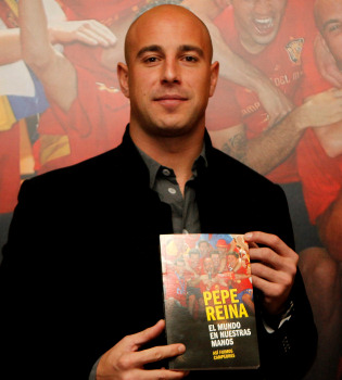 Pepe Reina , encargado de presentar el libro de la Selección española
