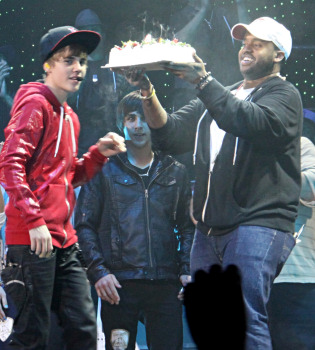 Justin Bieber, sorprendido con un pastel en mitad de un concierto