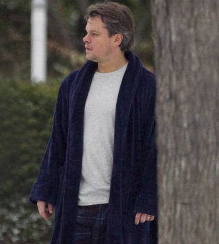 Matt Damon rueda en albornoz bajo un manto de nieve